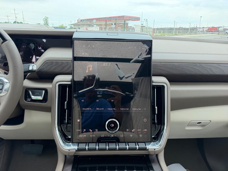 GMC Yukon Vehicle Full-screen Gallery Image 18
