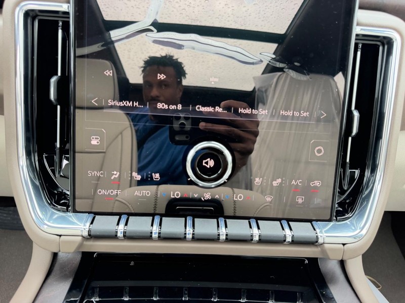 GMC Yukon Vehicle Full-screen Gallery Image 19