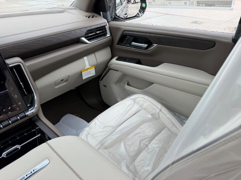 GMC Yukon Vehicle Full-screen Gallery Image 20