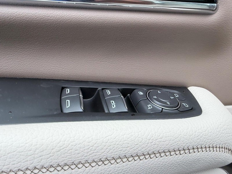 GMC Yukon Vehicle Full-screen Gallery Image 21