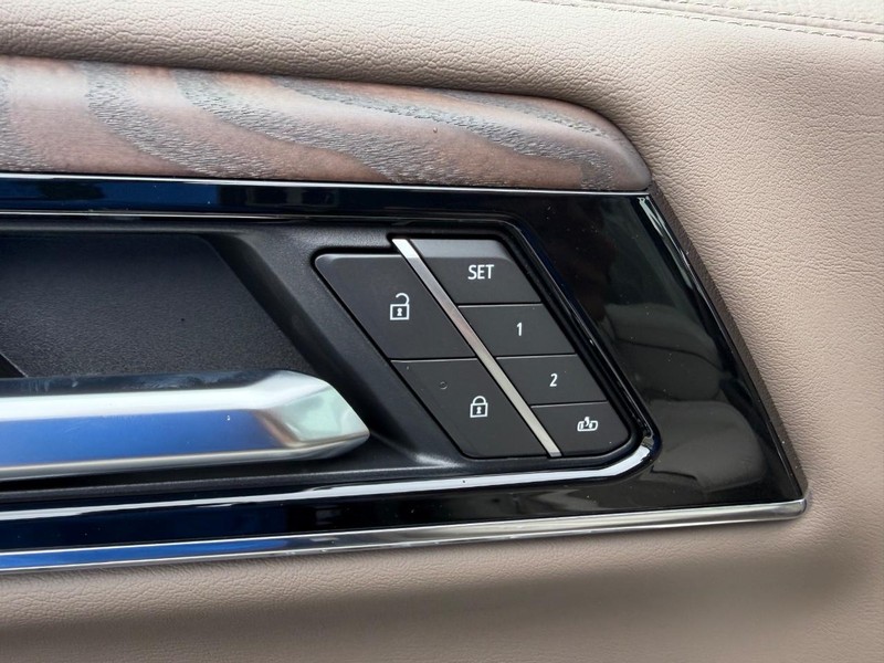 GMC Yukon Vehicle Full-screen Gallery Image 22