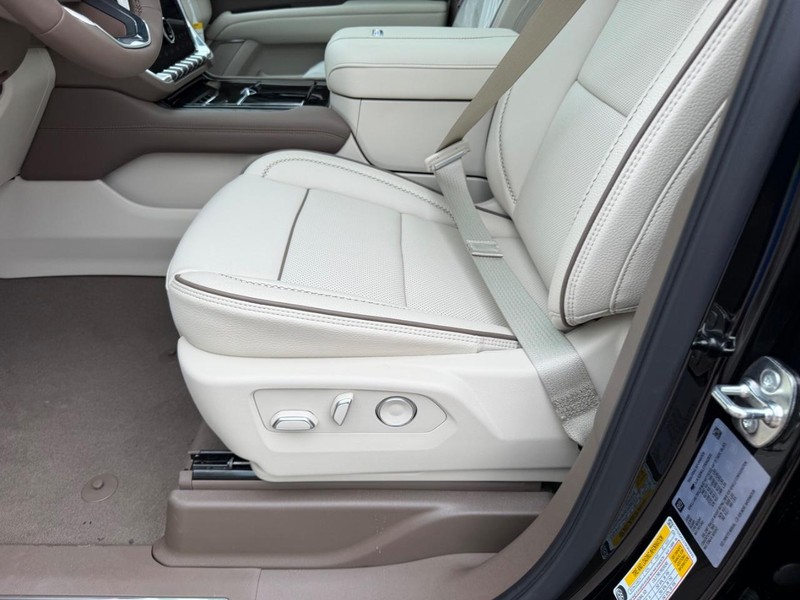 GMC Yukon Vehicle Full-screen Gallery Image 23
