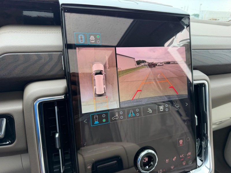 GMC Yukon Vehicle Full-screen Gallery Image 25