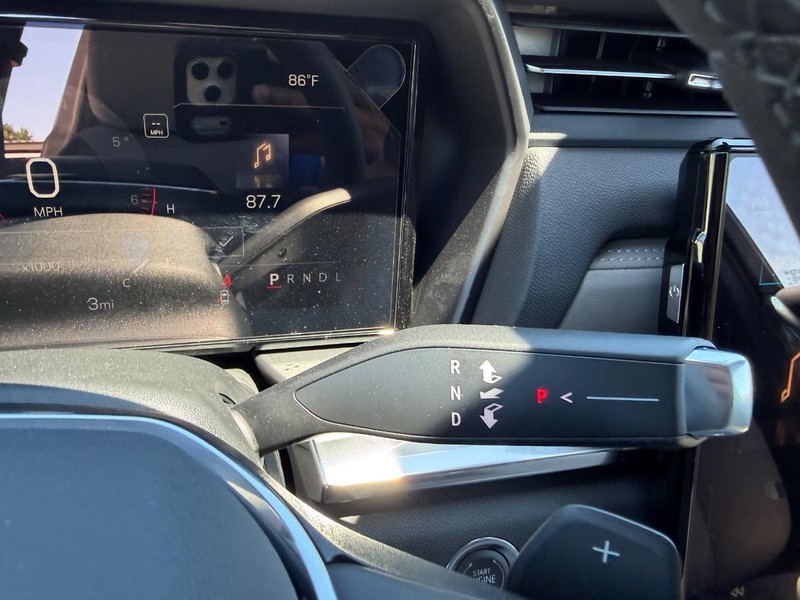 GMC Terrain Vehicle Full-screen Gallery Image 12