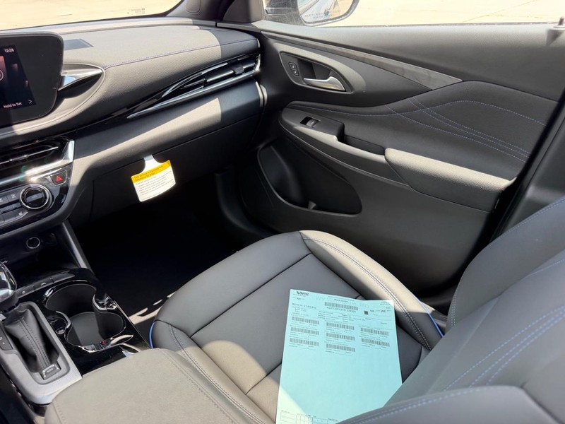 Buick Envista Vehicle Full-screen Gallery Image 17