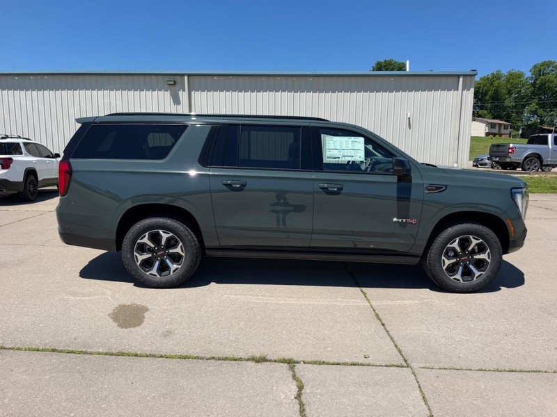 GMC Yukon XL Vehicle Full-screen Gallery Image 2