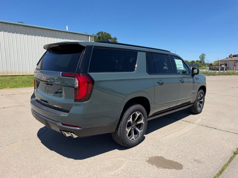 GMC Yukon XL Vehicle Full-screen Gallery Image 3