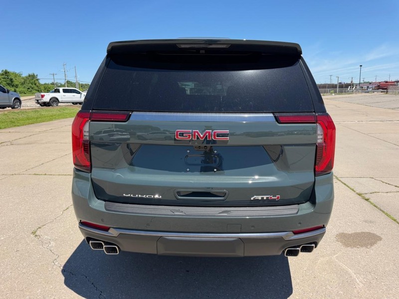 GMC Yukon XL Vehicle Full-screen Gallery Image 4