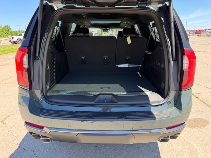 GMC Yukon XL Vehicle Full-screen Gallery Image 5