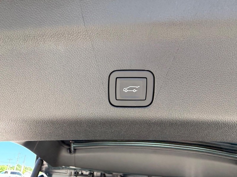 GMC Yukon XL Vehicle Full-screen Gallery Image 6