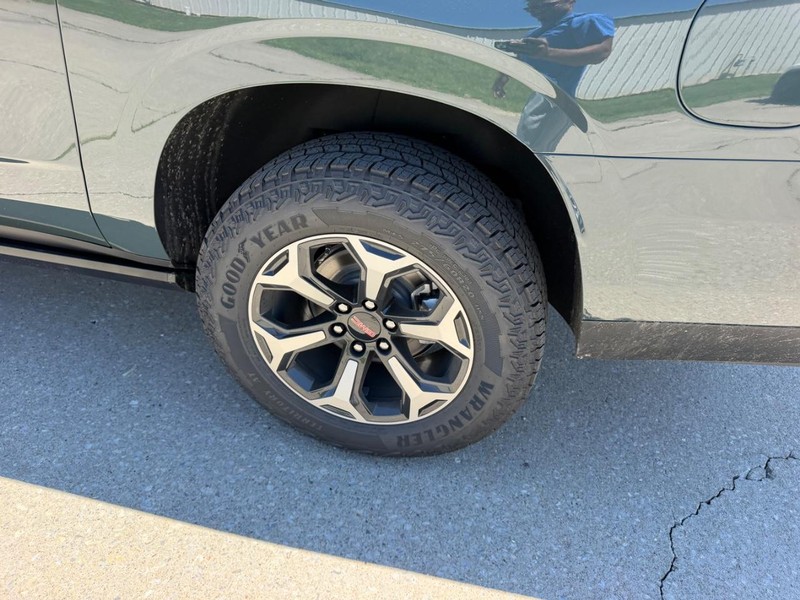 GMC Yukon XL Vehicle Full-screen Gallery Image 7