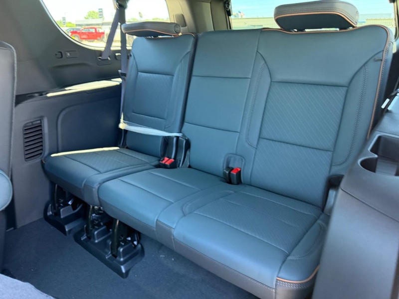 GMC Yukon XL Vehicle Full-screen Gallery Image 8