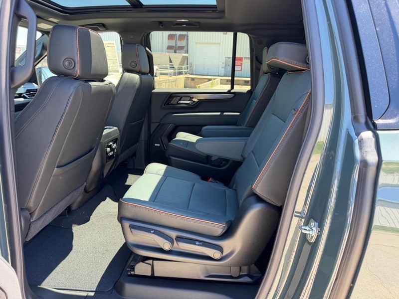 GMC Yukon XL Vehicle Full-screen Gallery Image 9