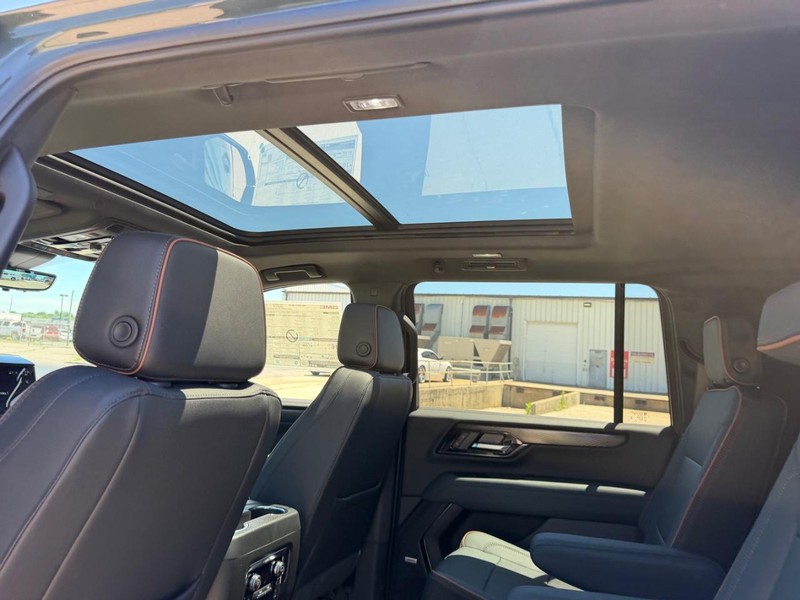 GMC Yukon XL Vehicle Full-screen Gallery Image 10