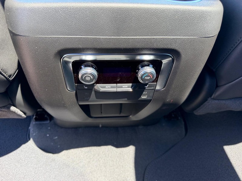 GMC Yukon XL Vehicle Full-screen Gallery Image 11