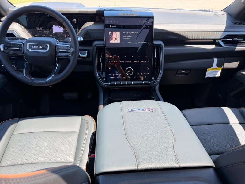 GMC Yukon XL Vehicle Full-screen Gallery Image 12