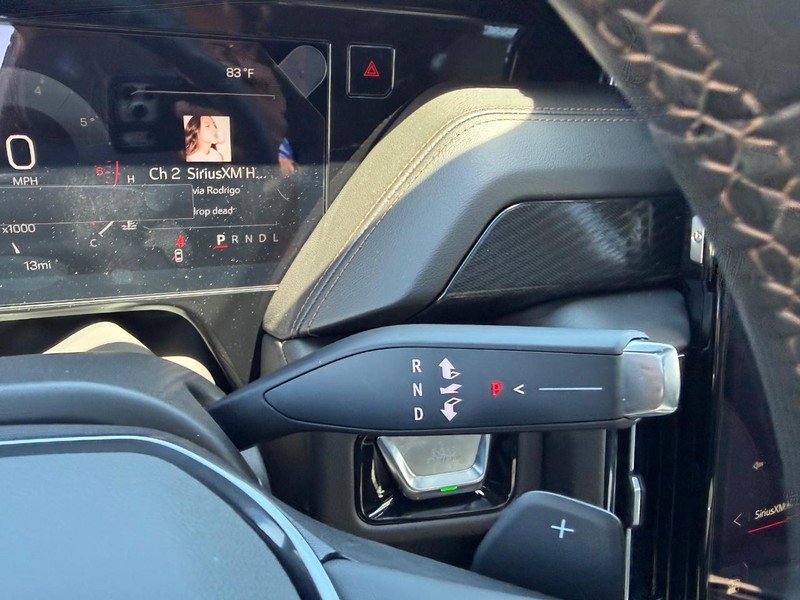 GMC Yukon XL Vehicle Full-screen Gallery Image 16
