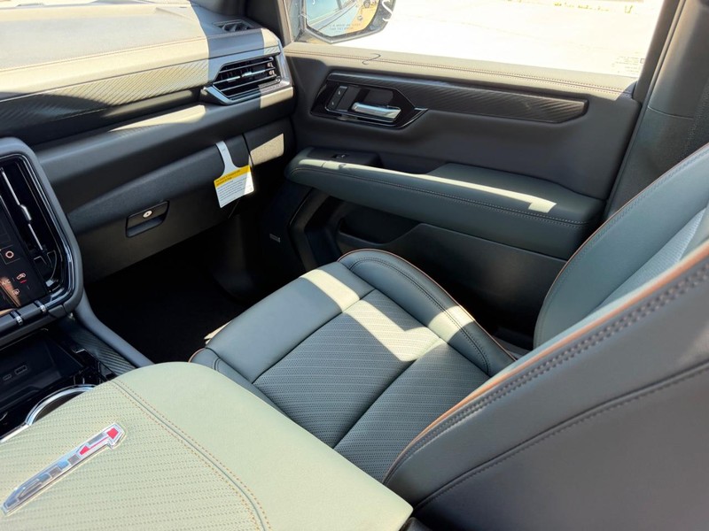 GMC Yukon XL Vehicle Full-screen Gallery Image 19