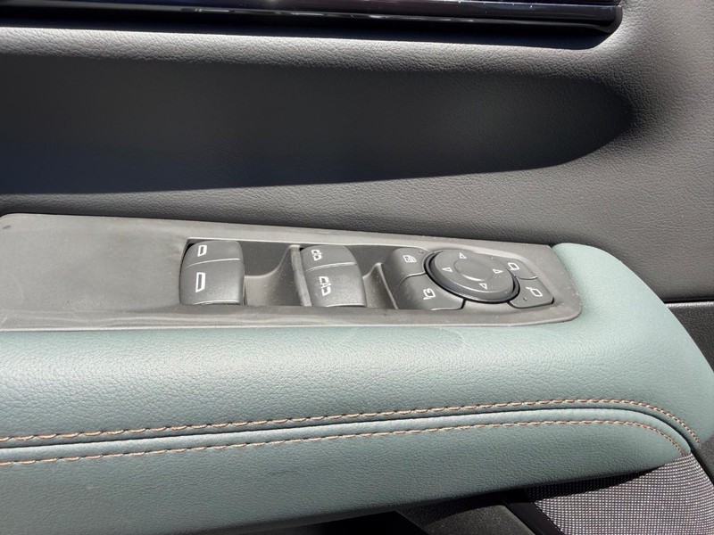 GMC Yukon XL Vehicle Full-screen Gallery Image 20
