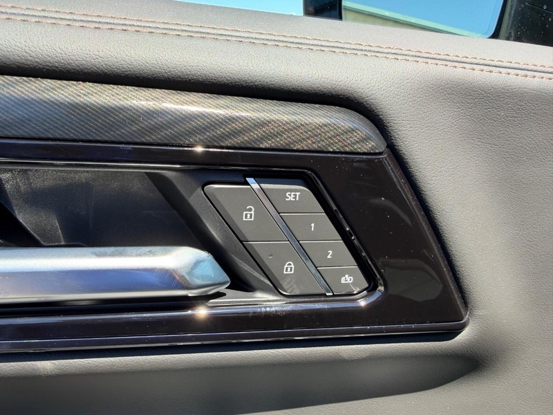 GMC Yukon XL Vehicle Full-screen Gallery Image 21