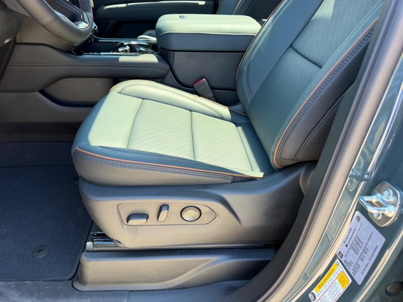GMC Yukon XL Vehicle Full-screen Gallery Image 22