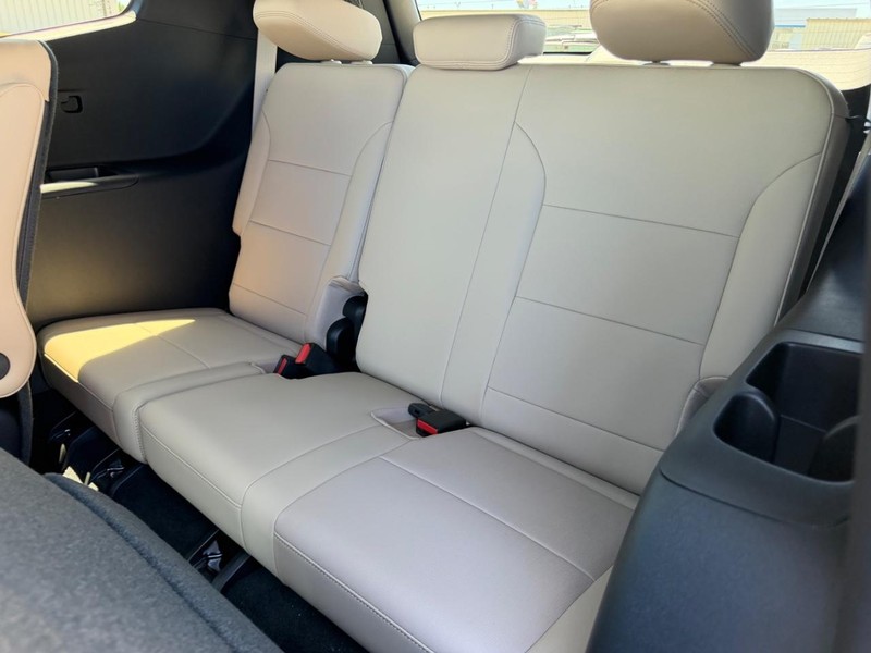 Buick Enclave Vehicle Full-screen Gallery Image 8