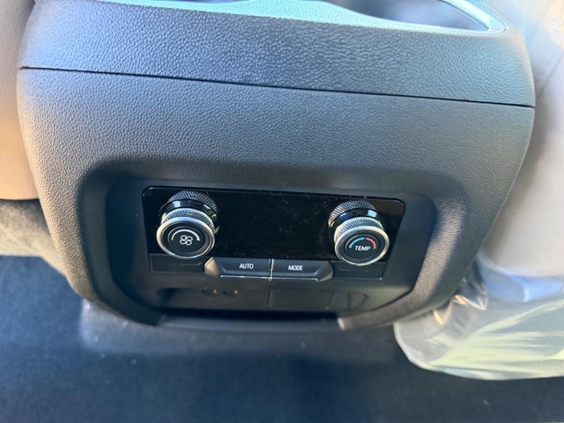 Buick Enclave Vehicle Full-screen Gallery Image 10