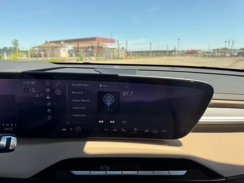 Buick Enclave Vehicle Full-screen Gallery Image 16