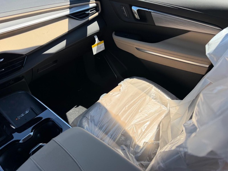 Buick Enclave Vehicle Full-screen Gallery Image 17