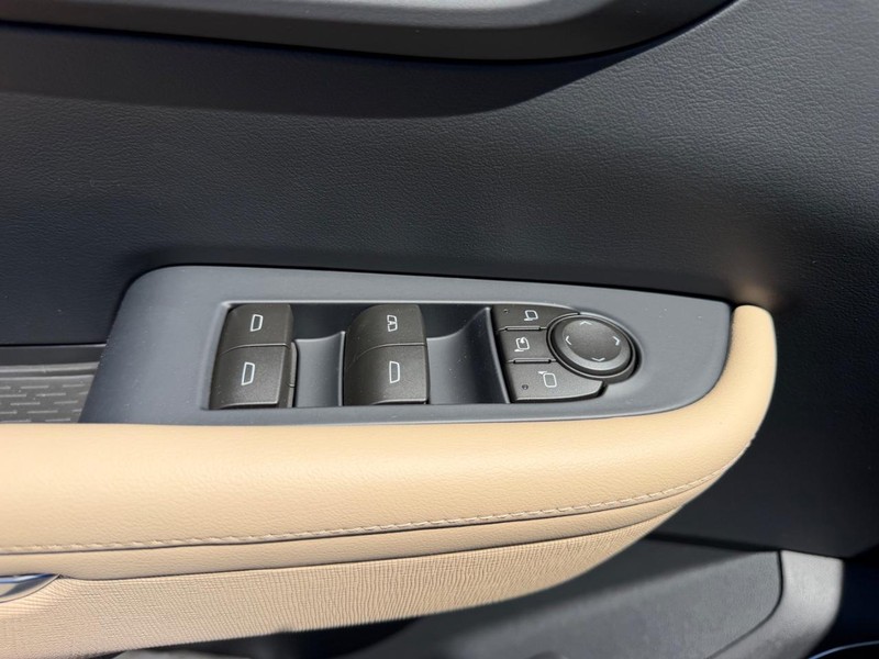 Buick Enclave Vehicle Full-screen Gallery Image 18
