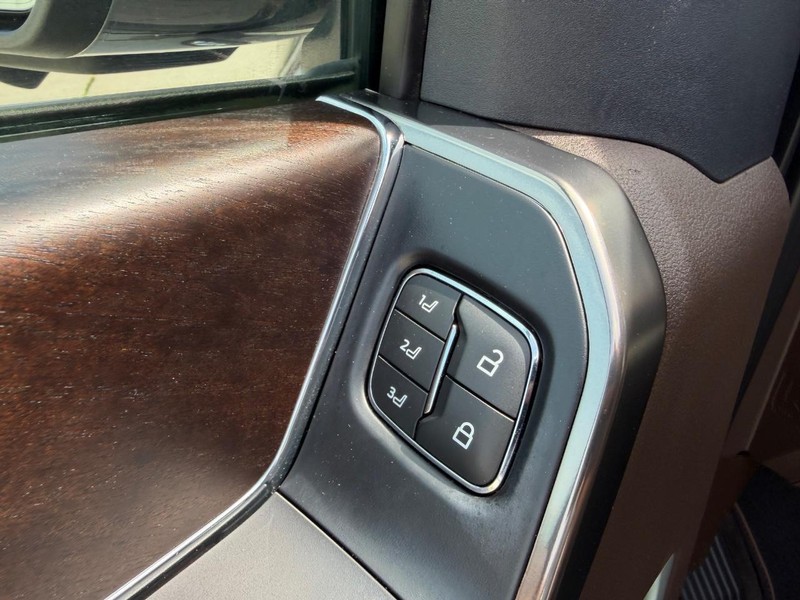 Ford F-150 Vehicle Full-screen Gallery Image 18
