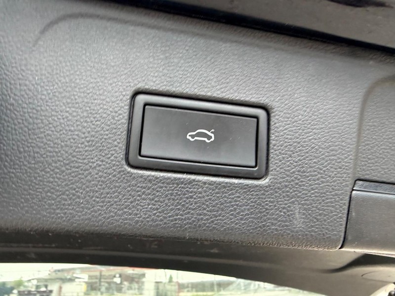 Volkswagen Atlas Vehicle Full-screen Gallery Image 6