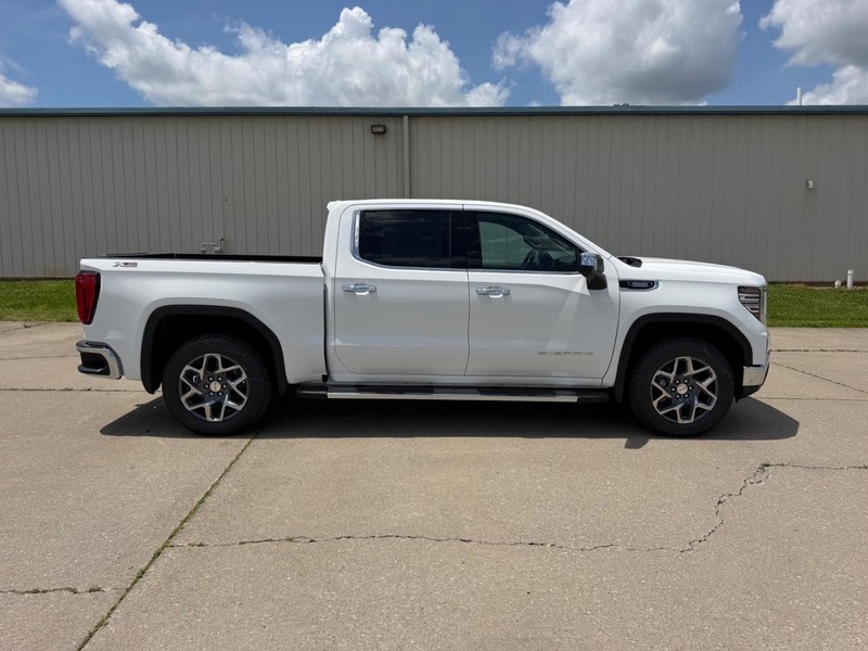 GMC Sierra 1500 Vehicle Full-screen Gallery Image 2