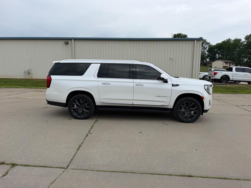 GMC Yukon XL Vehicle Full-screen Gallery Image 2