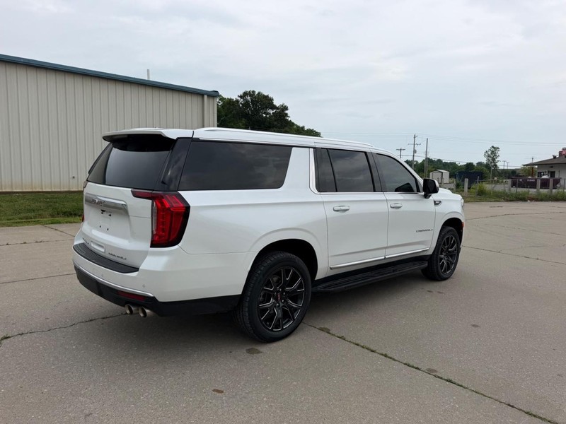 GMC Yukon XL Vehicle Full-screen Gallery Image 3