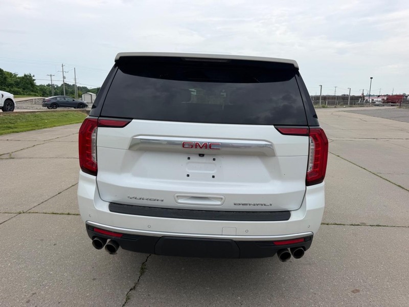 GMC Yukon XL Vehicle Full-screen Gallery Image 4