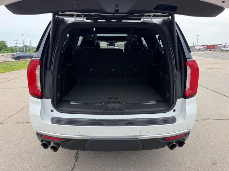 GMC Yukon XL Vehicle Full-screen Gallery Image 5