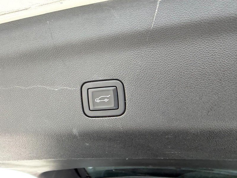 GMC Yukon XL Vehicle Full-screen Gallery Image 6