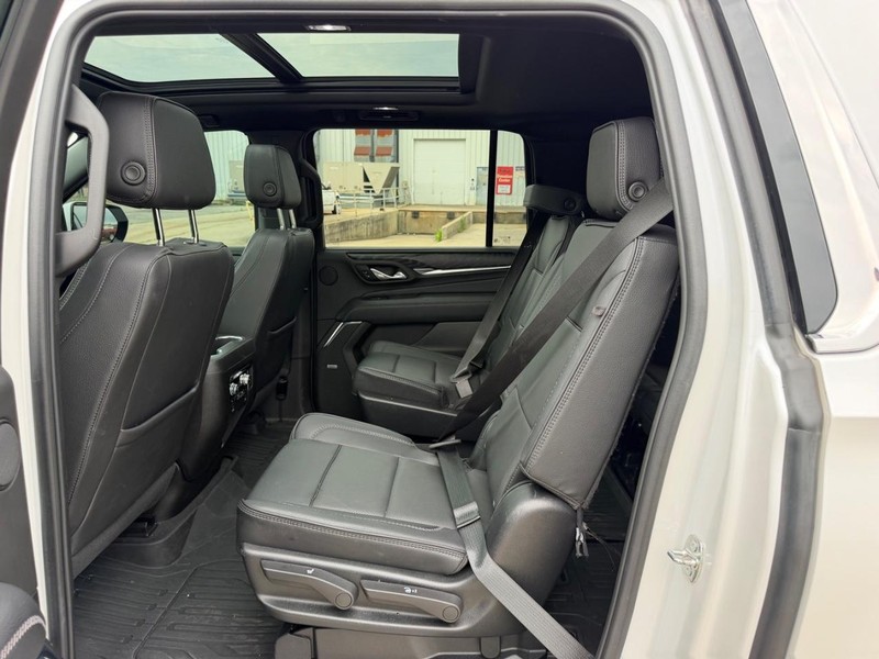 GMC Yukon XL Vehicle Full-screen Gallery Image 9