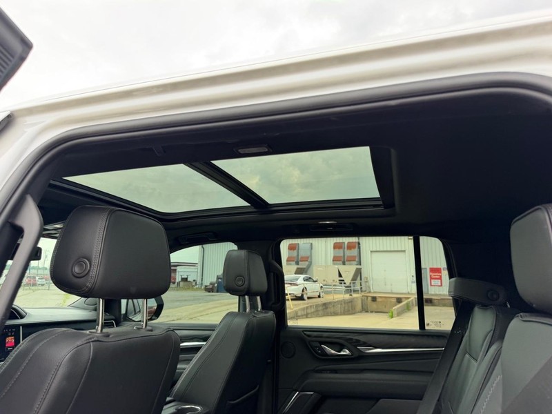 GMC Yukon XL Vehicle Full-screen Gallery Image 10