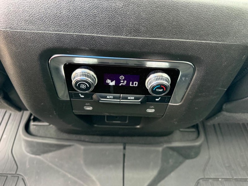 GMC Yukon XL Vehicle Full-screen Gallery Image 11