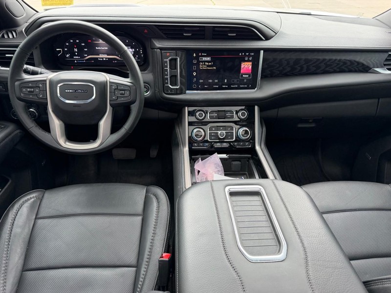 GMC Yukon XL Vehicle Full-screen Gallery Image 12