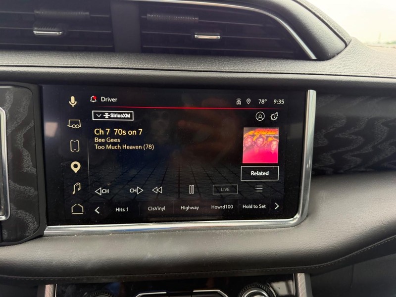 GMC Yukon XL Vehicle Full-screen Gallery Image 16
