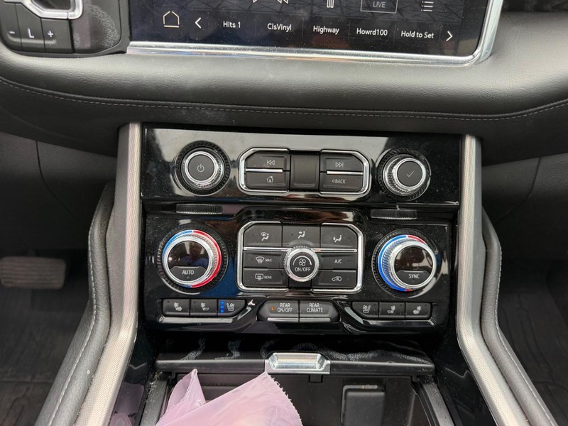 GMC Yukon XL Vehicle Full-screen Gallery Image 17