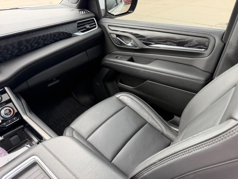 GMC Yukon XL Vehicle Full-screen Gallery Image 19