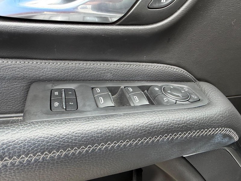 GMC Yukon XL Vehicle Full-screen Gallery Image 20