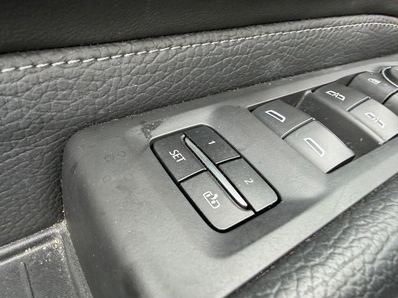GMC Yukon XL Vehicle Full-screen Gallery Image 21