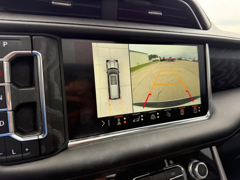 GMC Yukon XL Vehicle Full-screen Gallery Image 24