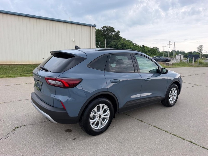 Ford Escape Vehicle Full-screen Gallery Image 3