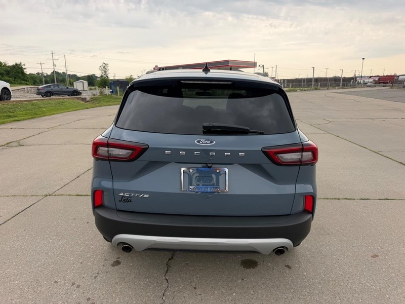 Ford Escape Vehicle Full-screen Gallery Image 4